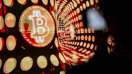 భారీగా పతనమైన బిట్కాయిన్ (Bloomberg)