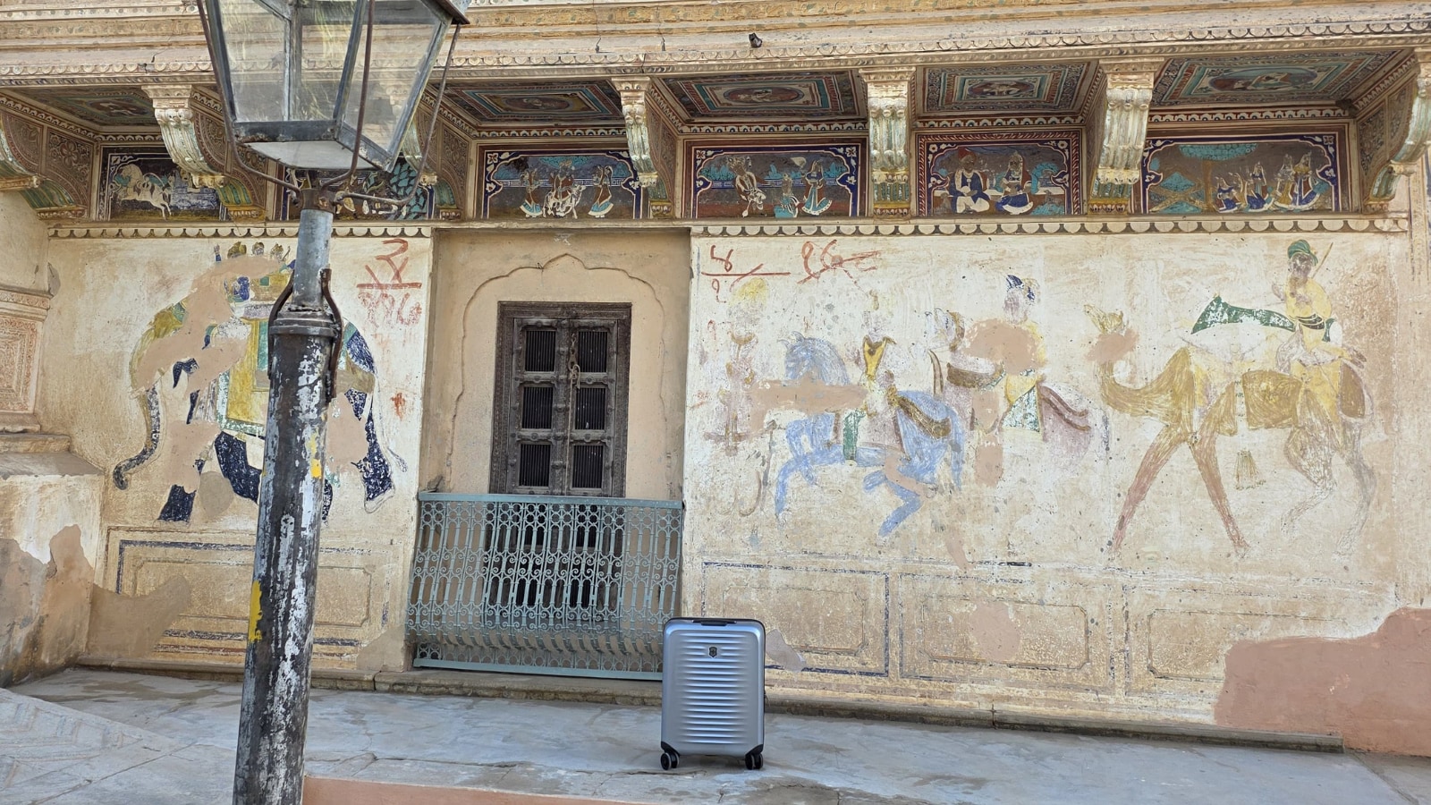 The Victronic Airox juxtaposed against a wall at a Haveli in Mandava (Rajasthan) (Hindustan Times) The Victronic Airox juxtaposed against a wall at a Haveli in Mandava (Rajasthan) (Hindustan Times)