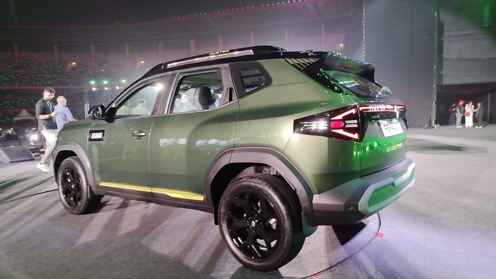 Short rear overhangs, thick body cladding, and a robust rear bumper enhance the Duster’s ability to cope with rough surfaces and minor underbody impacts Short rear overhangs, thick body cladding, and a robust rear bumper enhance the Duster’s ability to cope with rough surfaces and minor underbody impacts