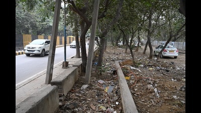 GMDA plans to construct a service road in Sector 30/31 near National Highway-48. (Parveen Kumar/HT) GMDA plans to construct a service road in Sector 30/31 near National Highway-48. (Parveen Kumar/HT)