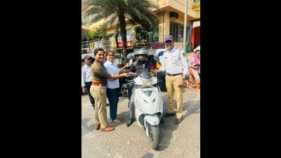 Led by assistant police inspector (API) Priyanka Gore, the campaign has been underway since January 1 and focuses on positive reinforcement rather than penalties. (HT)