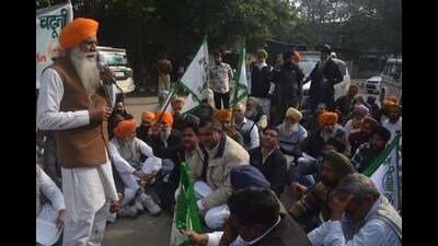 Mmebers of Bharatiya Kisan Union (Charuni) outside the district secretariat to press for various demands in Panchkula on Tuesday. (Sant Arora /HT) Mmebers of Bharatiya Kisan Union (Charuni) outside the district secretariat to press for various demands in Panchkula on Tuesday. (Sant Arora /HT)