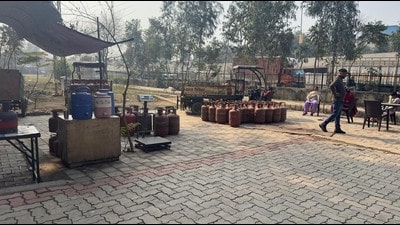 Ongoing LPG cylinder distribution inside a public park near Cheema Chowk in Ludhiana on Tuesday. (Gurpreet Singh/HT)