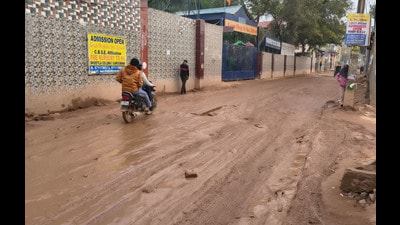 RWAs allege lack of drainage has worsened conditions during monsoon, while officials say repairs have resumed on a limited stretch. (HT Photo) RWAs allege lack of drainage has worsened conditions during monsoon, while officials say repairs have resumed on a limited stretch. (HT Photo)