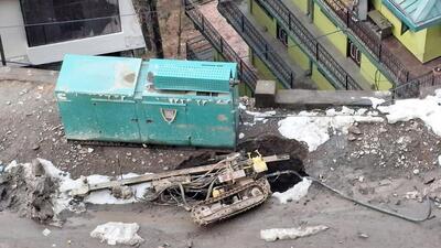 The crater that opened on the Dhalli-Sanjauli bypass at Chalonthi in Shimla’s Chalonthi area on Monday evening. (HT Photo)