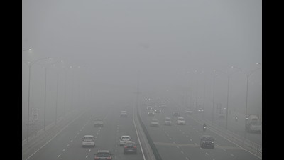 Visibility improved to 2,000 metres by evening with light westerly winds, while dry weather is forecast to continue through the week. (Parveen Kumar/HT) Visibility improved to 2,000 metres by evening with light westerly winds, while dry weather is forecast to continue through the week. (Parveen Kumar/HT)