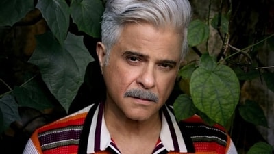 Anil Kapoor shows off his salt-and-pepper look. Anil Kapoor shows off his salt-and-pepper look.