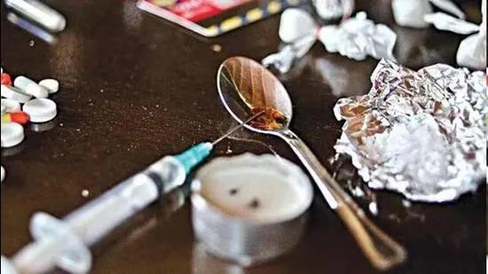 Police recovered 2kg of heroin and two mobile phones from their possession. (HT File)