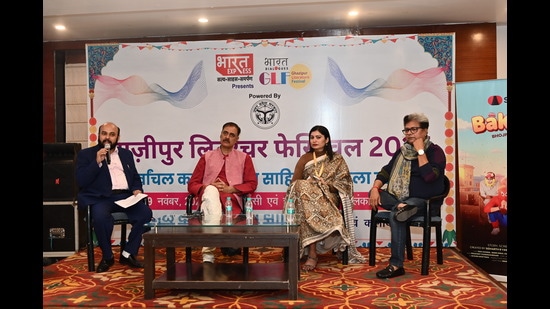 जीएलएफ में समीर चटर्जी, विभूति नारायण चतुर्वेदी, अनु शक्ति सिंह और मनोज राजन त्रिपाठी। (गाजीपुर लिटरेचर फेस्टिवल के सौजन्य से) जीएलएफ में समीर चटर्जी, विभूति नारायण चतुर्वेदी, अनु शक्ति सिंह और मनोज राजन त्रिपाठी। (गाजीपुर लिटरेचर फेस्टिवल के सौजन्य से)