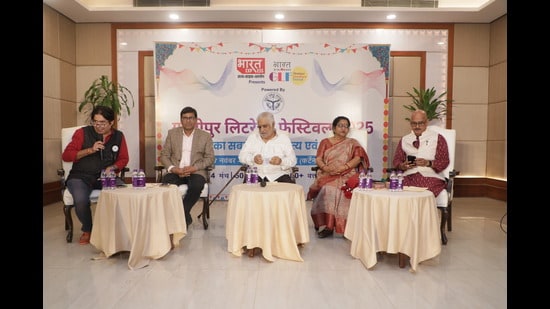 महोत्सव में विवेक सत्य मित्रम, मनोज भावुक, अंजन श्रीवास्तव, नीरजा माधव और मृत्युंजय कुमार सिंह (गाजीपुर साहित्य महोत्सव के सौजन्य से) महोत्सव में विवेक सत्य मित्रम, मनोज भावुक, अंजन श्रीवास्तव, नीरजा माधव और मृत्युंजय कुमार सिंह (गाजीपुर साहित्य महोत्सव के सौजन्य से)