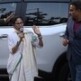 গত ৮ জানুয়ারি আইপ্যাকের অফিসের সামনে মমতা বন্দ্যোপাধ্যায়। (ফাইল ছবি, সৌজন্যে সমীর জানা/হিন্দুস্তান টাইমস)