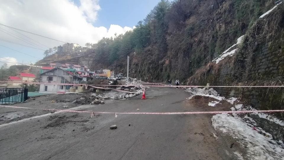The Sanjauli-Dhalli bypass road was closed for traffic after the cave-in in Shimla on Tuesday. (HT Photo)