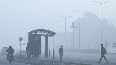 Commuters braves the early morning winter fog and chill at UER II in Dwarka, in New Delhi on Wednesday. (Vipin Kumar/HT PHOTO) Commuters braves the early morning winter fog and chill at UER II in Dwarka, in New Delhi on Wednesday. (Vipin Kumar/HT PHOTO)