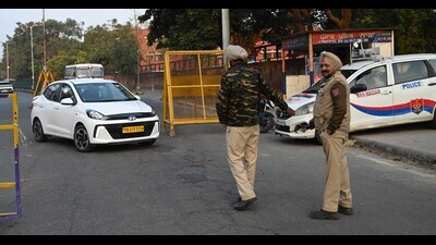 Police checking vehicles in Phase 3A, Mohali, on Wednesday in wake of the increased gang activities over the past few months. (Keshav Singh/HT) Police checking vehicles in Phase 3A, Mohali, on Wednesday in wake of the increased gang activities over the past few months. (Keshav Singh/HT)