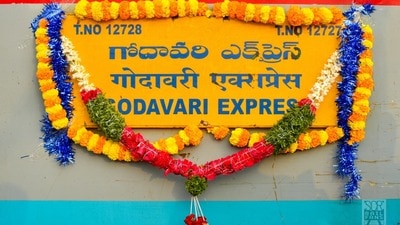 <p> 1974లో ప్రారంభమైనప్పటి నుంచి ఈ రైలు తరాలుగా ప్రయాణికుల మనసులో ప్రత్యేక స్థానం సంపాదించుకుంది. ‘నిజానికి ఈ ట్రైన్ అంటేనే తెలుగు ప్రజలకు ఓ గొప్ప ఎమోషన్ అని చెప్పొచ్చు.</p> <p> 1974లో ప్రారంభమైనప్పటి నుంచి ఈ రైలు తరాలుగా ప్రయాణికుల మనసులో ప్రత్యేక స్థానం సంపాదించుకుంది. ‘నిజానికి ఈ ట్రైన్ అంటేనే తెలుగు ప్రజలకు ఓ గొప్ప ఎమోషన్ అని చెప్పొచ్చు.</p>