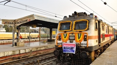 <p>“ఇదొక ట్రైన్ మాత్రం కాదు ఓ గొప్ప ఎమోషన్. ఎన్నో జ్ఞాపకాలు సొంతం చేసుకుంది” అంటూ దక్షిణ మధ్య రైల్వే ట్వీట్ చేసింది. కొన్ని ఫొటోలను కూడా జత చేసింది.1974 వ సంవత్సరంలో ఫిబ్రవరి 1వ తేదీన స్టీమ్ ఇంజన్తో మొదటిాసారిగా గోదావరి ఎక్స్ ప్రెస్ పట్టాలు ఎక్కింది.ప్రస్తుతం గోదావరి ఎక్స్ ప్రెస్ 12727, 12728 ట్రైన్ నంబర్లతో విశాఖ పట్నం – సికింద్రాబాద్ మద్య రాకపోకలు సాగిస్తోంది.</p> <p>“ఇదొక ట్రైన్ మాత్రం కాదు ఓ గొప్ప ఎమోషన్. ఎన్నో జ్ఞాపకాలు సొంతం చేసుకుంది” అంటూ దక్షిణ మధ్య రైల్వే ట్వీట్ చేసింది. కొన్ని ఫొటోలను కూడా జత చేసింది.1974 వ సంవత్సరంలో ఫిబ్రవరి 1వ తేదీన స్టీమ్ ఇంజన్తో మొదటిాసారిగా గోదావరి ఎక్స్ ప్రెస్ పట్టాలు ఎక్కింది.ప్రస్తుతం గోదావరి ఎక్స్ ప్రెస్ 12727, 12728 ట్రైన్ నంబర్లతో విశాఖ పట్నం – సికింద్రాబాద్ మద్య రాకపోకలు సాగిస్తోంది.</p>