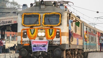<p>తెలుగు రాష్ట్రాల ప్రయాణికులకు గోదావరి ఎక్స్ ప్రెస్ 52 ఏళ్లుగా రాకపోకలు సాగిస్తోంది.హైదరాబాద్ -విశాఖపట్నం మధ్య నడిచే ఈ రైలుకు ఎంతో డిమాండ్ ఉంటుంది. </p> <p>తెలుగు రాష్ట్రాల ప్రయాణికులకు గోదావరి ఎక్స్ ప్రెస్ 52 ఏళ్లుగా రాకపోకలు సాగిస్తోంది.హైదరాబాద్ -విశాఖపట్నం మధ్య నడిచే ఈ రైలుకు ఎంతో డిమాండ్ ఉంటుంది. </p>