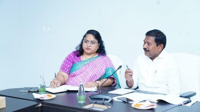 మంత్రి డా.డోలా శ్రీ బాల వీరాంజనేయస్వామి సమీక్ష మంత్రి డా.డోలా శ్రీ బాల వీరాంజనేయస్వామి సమీక్ష