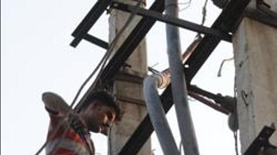 Gurgaon, India- May 29: A worker repair the damage electricity wire near Huda city centre metro station, due to strong winds led to electric poles collapsing and overloading led to power lines tripping, in Gurgaon, India, on Monday, 29 May 2017. (Photo by Parveen Kumar/Hindustan Times)