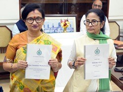 তৃতীয় তৃণমূল কংগ্রেস সরকারের শেষ বাজেটের (ভোট-অন-অ্যাকাউন্ট) প্রতিলিপি হাতে মুখ্যমন্ত্রী মমতা বন্দ্যোপাধ্যায় ও অর্থমন্ত্রী চন্দ্রিমা ভট্টাচার্য।