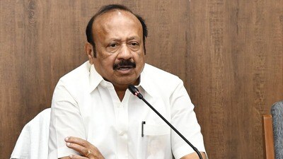 హిందీ మాత్రమే వస్తే పానీపూరీ అమ్ముకోవాల్సిందే.. అంటూ మంత్రి ఎమ్మార్కే పన్నీర్ సెల్వం వివాదాస్పద వ్యాఖ్యలు (Instagram/@mrk.panneerselvam) హిందీ మాత్రమే వస్తే పానీపూరీ అమ్ముకోవాల్సిందే.. అంటూ మంత్రి ఎమ్మార్కే పన్నీర్ సెల్వం వివాదాస్పద వ్యాఖ్యలు (Instagram/@mrk.panneerselvam)