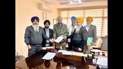 The SGPC delegation submitting a written representation to Mohali police on Thursday. (HT) The SGPC delegation submitting a written representation to Mohali police on Thursday. (HT)