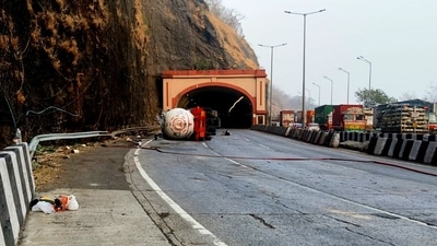 Pune-based industrialist Sudhir Mehta had to fly back to the city by helicopter after being stuck for nearly eight hours on the Mumbai–Pune Expressway. Mehta, who is the chairman of Pinnacle Industries and EKA Mobility, shared on X that he opted for an aerial return to Pune on Wednesday after prolonged delays on the highway. (HT PHOTO) (HT PHOTO)
