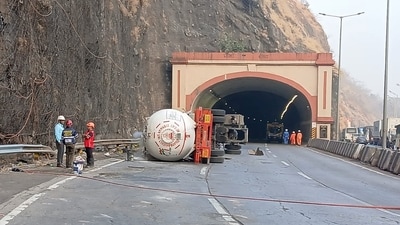 An official from the Maharashtra State Road Development Corporation (MSRDC) said the overturned tanker was cleared from the accident spot at 1.46 am. The vehicle had met with the accident on the Mumbai-bound lane at around 5 pm on Tuesday. (HT PHOTO)