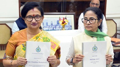 তৃতীয় তৃণমূল কংগ্রেস সরকারের শেষ বাজেটের (ভোট-অন-অ্যাকাউন্ট) প্রতিলিপি হাতে মুখ্যমন্ত্রী মমতা বন্দ্যোপাধ্যায় ও অর্থমন্ত্রী চন্দ্রিমা ভট্টাচার্য। তৃতীয় তৃণমূল কংগ্রেস সরকারের শেষ বাজেটের (ভোট-অন-অ্যাকাউন্ট) প্রতিলিপি হাতে মুখ্যমন্ত্রী মমতা বন্দ্যোপাধ্যায় ও অর্থমন্ত্রী চন্দ্রিমা ভট্টাচার্য।