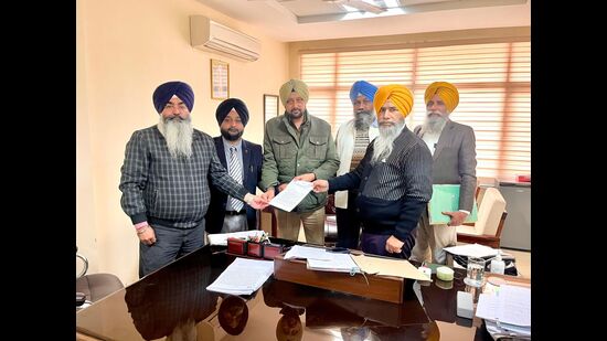The SGPC delegation submitting a written representation to Mohali police on Thursday. (HT)