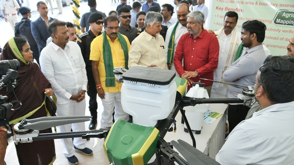 యంత్రాలను పరిశీలిస్తున్న సీఎం చంద్రబాబు