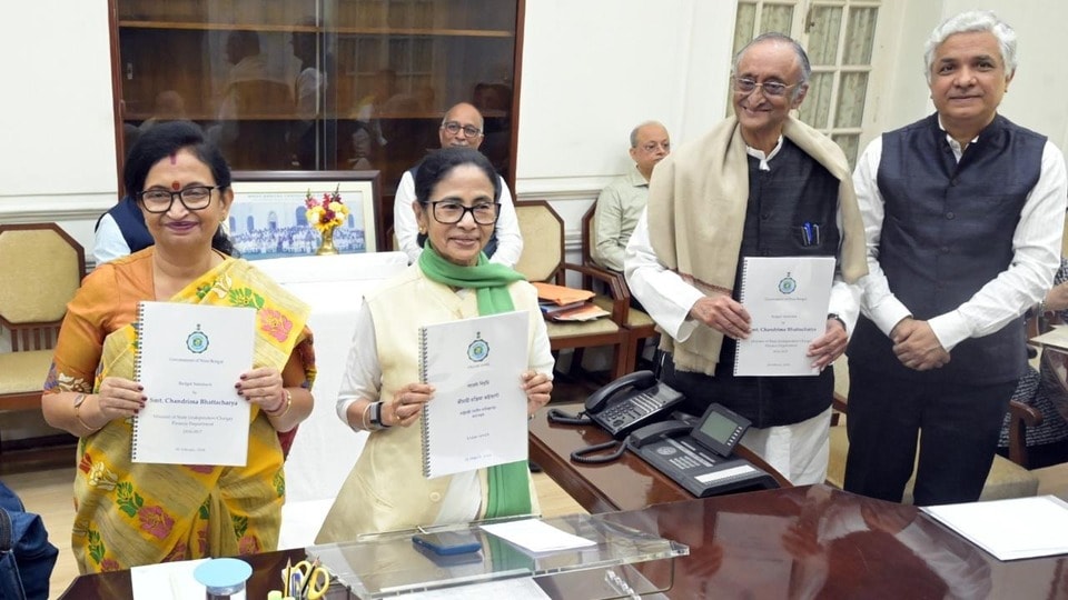 রাজ্য বাজেটের কপি হাতে মুখ্যমন্ত্রী মমতা বন্দ্যোপাধ্যায় এবং অর্থমন্ত্রী চন্দ্রিমা ভট্টাচার্য। (ছবি সৌজন্যে তৃণমূল কংগ্রেস) রাজ্য বাজেটের কপি হাতে মুখ্যমন্ত্রী মমতা বন্দ্যোপাধ্যায় এবং অর্থমন্ত্রী চন্দ্রিমা ভট্টাচার্য। (ছবি সৌজন্যে তৃণমূল কংগ্রেস)