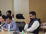 Pune municipal commissioner Naval Kishore Ram (L) and Pune district collector Jitendra Dudi have initiated a year-long effort to improve everyday civic services by setting up transformation cell. (HT)