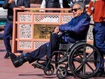ఫిబ్రవరి 4న పార్లమెంట్ ప్రాంగణంలో కాంగ్రెస్ ఎంపీ శశి థరూర్ మెట్లు దిగుతూ అదుపుతప్పి కింద పడ్డారు.(PTI)