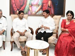 మాజీ మంత్రి జోగి రమేశ్ నివాసంలో వైఎస్ జగన్ 