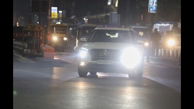 A vehicle drives through Lucknow streets with high-intensity headlights, causing inconvenience to oncoming traffic (Mushtaq Ali/HT) A vehicle drives through Lucknow streets with high-intensity headlights, causing inconvenience to oncoming traffic (Mushtaq Ali/HT)