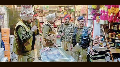 Police at the shop in Jagraon on Friday. (HT Photo) Police at the shop in Jagraon on Friday. (HT Photo)