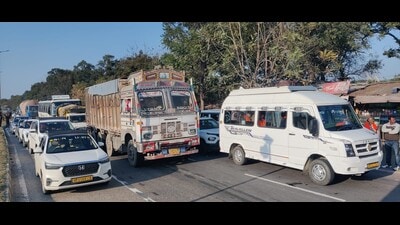 Traffic held up as farmers protest on the Chandigarh-Una highway on Friday. (HT Photo) Traffic held up as farmers protest on the Chandigarh-Una highway on Friday. (HT Photo)