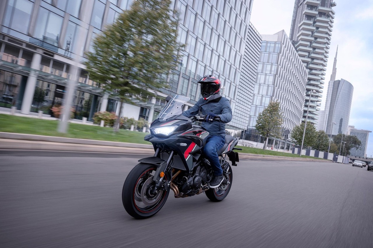 Kawasaki Versys 650 targets long-distance touring with its comfortable ergonomics and proven parallel-twin engine Kawasaki Versys 650 targets long-distance touring with its comfortable ergonomics and proven parallel-twin engine