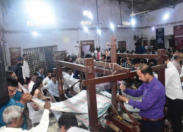 In 2022, a volunteer-weaving initiative saw 1,426 citizens in Nagpur create a 98-ft long cloth. (INDIA BOOK OF RECORDS) In 2022, a volunteer-weaving initiative saw 1,426 citizens in Nagpur create a 98-ft long cloth. (INDIA BOOK OF RECORDS)