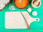 Plastic chopping boards might be causing more harm than good. Dr Mrinalini suggests swapping them out for wooden boards to reduce microplastic exposure and potential health risks. (Freepik) Plastic chopping boards might be causing more harm than good. Dr Mrinalini suggests swapping them out for wooden boards to reduce microplastic exposure and potential health risks. (Freepik)