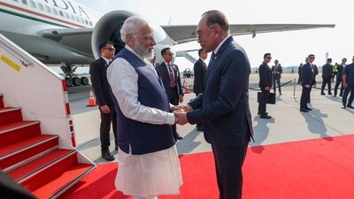पीएम मोदी रविवार को मलेशियाई प्रधान मंत्री के साथ व्यापक वार्ता करेंगे, जिसमें दोनों देशों के बीच सहयोग को और बढ़ाने के लिए कई समझौते होने की उम्मीद है। पीएम मोदी रविवार को मलेशियाई प्रधान मंत्री के साथ व्यापक वार्ता करेंगे, जिसमें दोनों देशों के बीच सहयोग को और बढ़ाने के लिए कई समझौते होने की उम्मीद है।