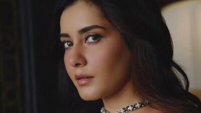 <p>రాశీ ఖన్నా ఫొటోలు ఇన్ స్టంట్ గా వైరల్ గా మారాయి. హాట్, లవ్ అంటూ నెటిజన్లు కామెంట్లు పెడుతున్నారు. స్టన్నింగ్ అని పేర్కొంటున్నారు. </p> (instagram-Raashii Khanna) <p>రాశీ ఖన్నా ఫొటోలు ఇన్ స్టంట్ గా వైరల్ గా మారాయి. హాట్, లవ్ అంటూ నెటిజన్లు కామెంట్లు పెడుతున్నారు. స్టన్నింగ్ అని పేర్కొంటున్నారు. </p> (instagram-Raashii Khanna)