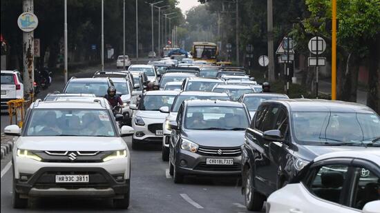 As per a rough estimate, there are 14.27 lakh registered vehicles in the city, a number that exceeds the city’s human population. Out of this, 2.19 lakh aren’t insured but registered on Vahan portal as active, the Ministry revealed. (HT File)