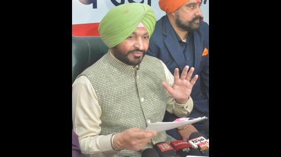Union minister Ravneet Singh Bittu addresses a press conference at BJP office in Amritsar on Saturday. (HT Photo)