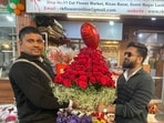 A customer holding a premium bouquet at Phool Mandi in Lucknow’s Kisan Bazaar on Saturday. (HT)