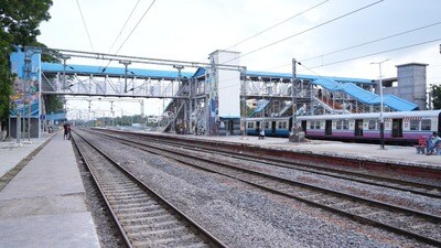 <p>వెయిటింగ్ హాల్, బ్రిక్ వర్క్, ప్లాస్టింగ్, ప్లంబింగ్, ఫ్లాట్ ఫామ్ సర్ ఫేస్ పనులు పూర్తయ్యాయి. అంతేకాకుండా పార్కింగ్ షెడ్యూస్, ఫుట్ ఓవర్ బ్రిడ్జి, ఆధునాత టాయిలెట్స్ పనులను ముగించారు.</p> <p>వెయిటింగ్ హాల్, బ్రిక్ వర్క్, ప్లాస్టింగ్, ప్లంబింగ్, ఫ్లాట్ ఫామ్ సర్ ఫేస్ పనులు పూర్తయ్యాయి. అంతేకాకుండా పార్కింగ్ షెడ్యూస్, ఫుట్ ఓవర్ బ్రిడ్జి, ఆధునాత టాయిలెట్స్ పనులను ముగించారు.</p>