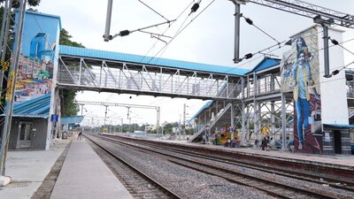 <p>ప్రయాణికులకు మంచి సౌకర్యాలను అందించాలనే లక్ష్యంతో భారతీయ రైల్వే ఆధునీకరణ పనులను చేపట్టింది. ఇందుకోసం “ అమృత్ భారత్ స్టేషన్ స్కీమ్” ను తీసుకొచ్చింది. ఇందులో భాగంగా తెలంగాణలోని మేడ్చల్ రైల్వే స్టేషన్ ను ఆధునీకరిస్తోంది.</p> <p>ప్రయాణికులకు మంచి సౌకర్యాలను అందించాలనే లక్ష్యంతో భారతీయ రైల్వే ఆధునీకరణ పనులను చేపట్టింది. ఇందుకోసం “ అమృత్ భారత్ స్టేషన్ స్కీమ్” ను తీసుకొచ్చింది. ఇందులో భాగంగా తెలంగాణలోని మేడ్చల్ రైల్వే స్టేషన్ ను ఆధునీకరిస్తోంది.</p>