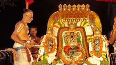 <p>అశ్వాలు, వృషభాలు, గజాలు ముందు కదులుతుండగా మంగళ వాయిద్యాలు, భక్తుల కోలాటాలు, చెక్కభజనల నడుమ స్వామి అమ్మవార్లు ఆలయ నాలుగు మాడ వీధుల్లో భక్తులకు దివ్య దర్శనమిచ్చారు. అడుగడుగునా భక్తులు కొబ్బరికాయలు, కర్పూర హారతులు సమర్పించి స్వామివారిని సేవించుకున్నారు.</p> 