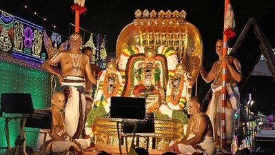 <p>శ్రీనివాసమంగాపురం శ్రీ కల్యాణ వేంకటేశ్వరస్వామివారి ఆలయంలో ఉదయం 8.15 నుండి 8.35 గంటల మధ్య కుంభ లగ్నంలో ధ్వజారోహణ ఘట్టంతో బ్రహ్మోత్సవాలు వైభవంగా ప్రారంభమయ్యాయి. వేదపండితుల మంత్రోచ్ఛారణలు, మంగళవాయిద్యాలు, భక్తుల గోవింద నామస్మరణ నడుమ ఈ కార్యక్రమం శాస్త్రోక్తంగా జరిగింది. రాత్రి స్వామివారు పెద్దశేష వాహనంపై దర్శనమిచ్చారు.</p> 